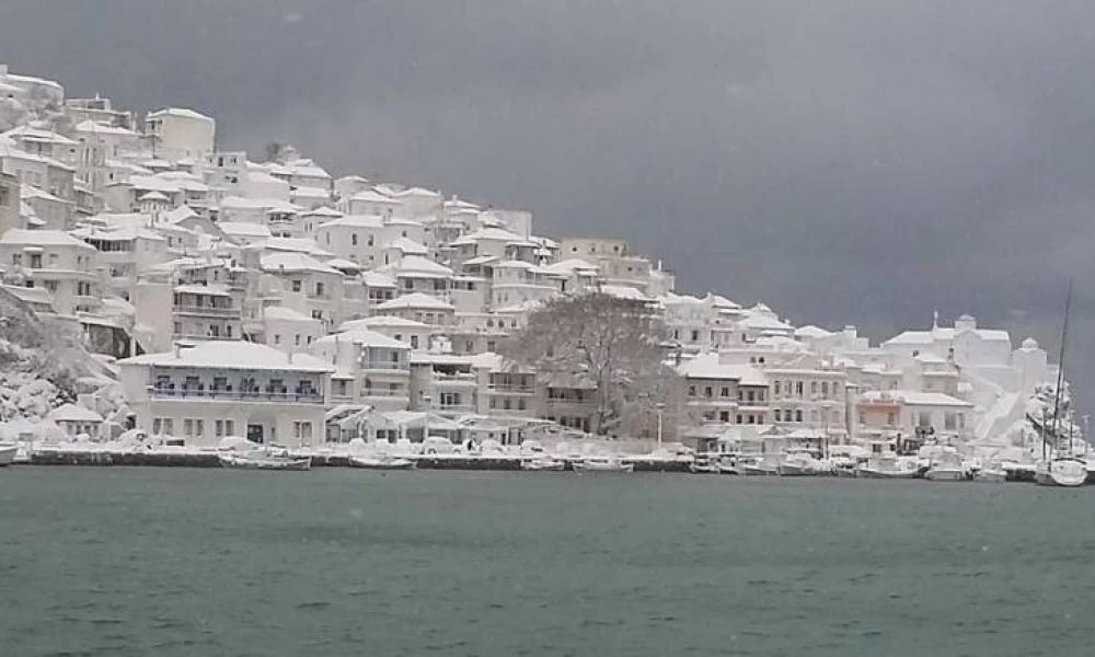 Η εντυπωσιακή φωτογραφία με τη μπόρα χιονιού πάνω από τη θάλασσα στη Σκόπελο